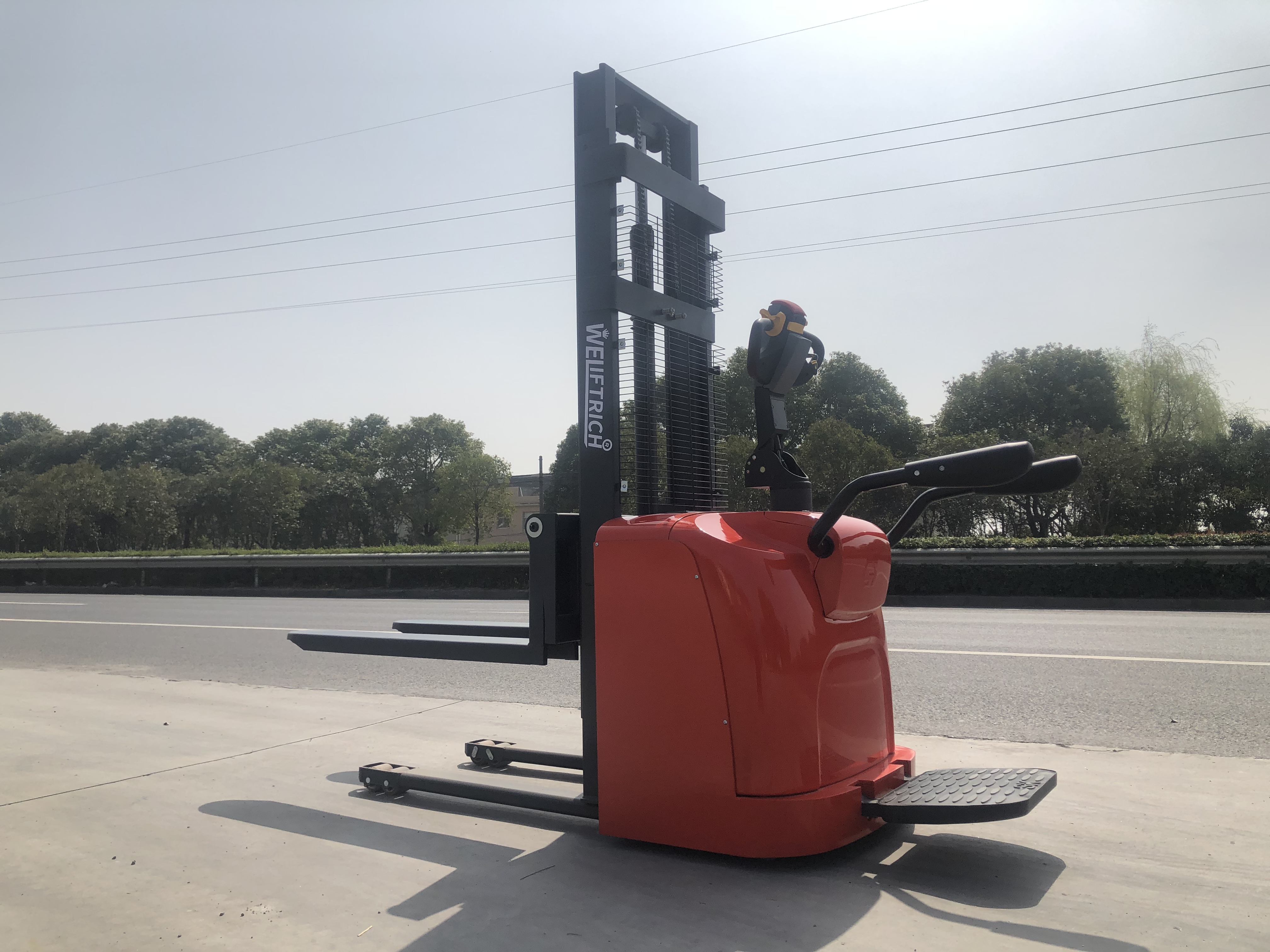 1600kg 2000kg fully battery electric stacker ride on electric forklift stacker